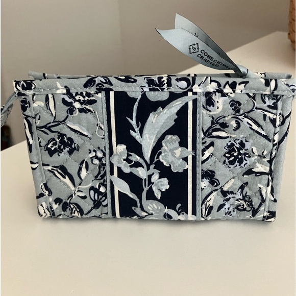 Vera Bradley cosmetic case - Picture 1 of 2